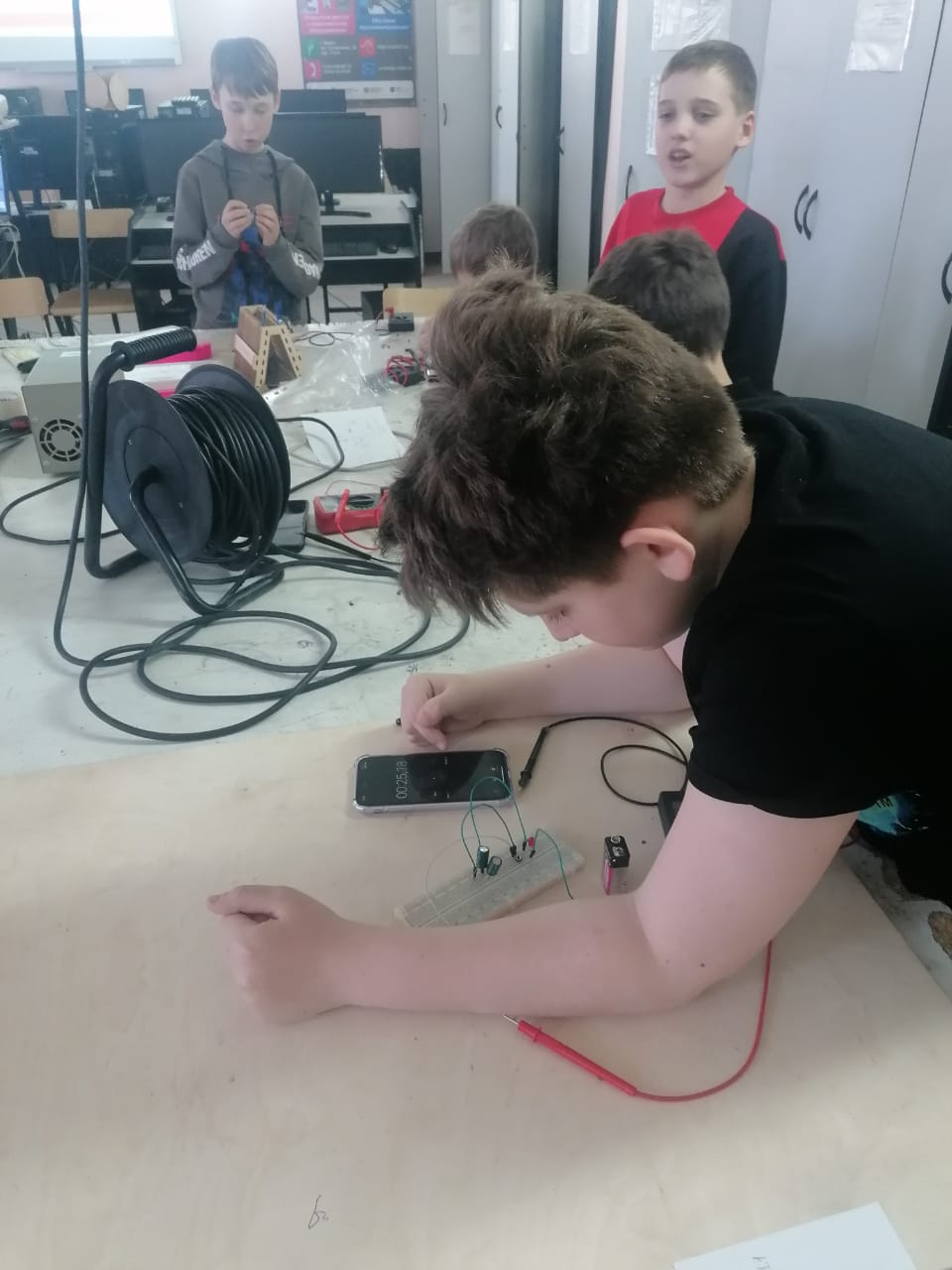 «Юные инженеры» изучают электрические конденсаторы на занятии в ЦМИТ «Политех»